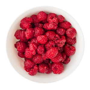 在白色背景上被隔离的盘子上的覆盆子。树莓在一个板块的顶部视图。健康食品