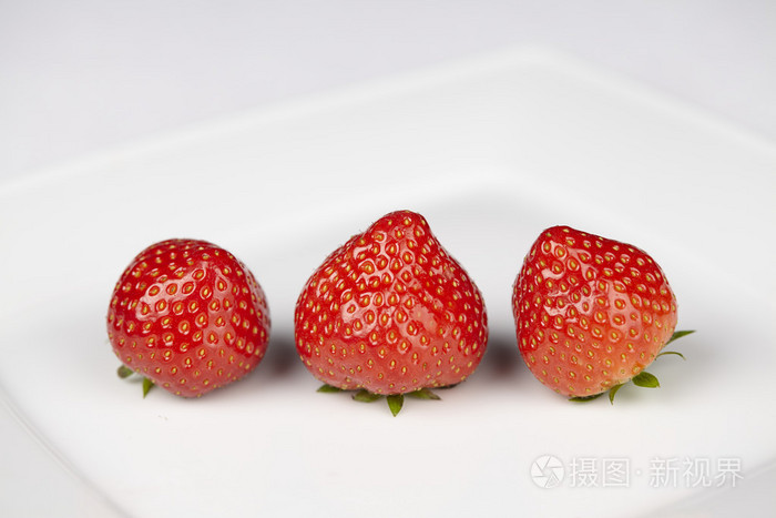 板上的三个草莓