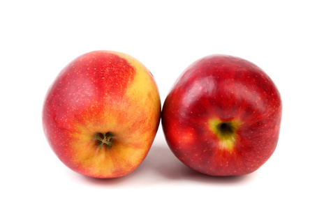 两个红苹果位于在白色背景上