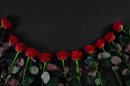 黑色背景的红玫瑰花束。顶部视图