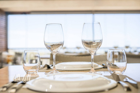 桌上有盘子眼镜和银器, 准备在一家高雅的餐厅吃午餐。