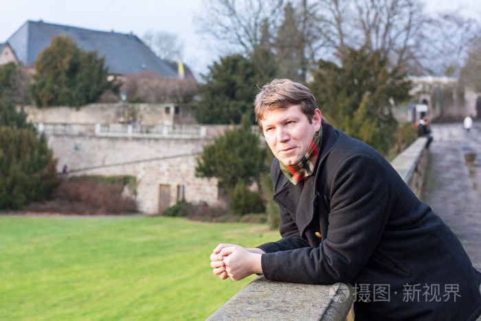 享受春天阳光在德国的城市中的年轻人