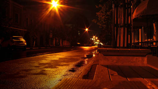 街道在城市夜间路灯红灯照片