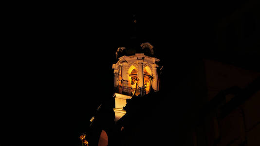 古老美丽的教堂建筑黄色轻的夜镇抽象历史宗教