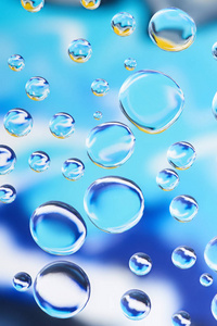 蓝色抽象背景上美丽透明水滴的特写视图