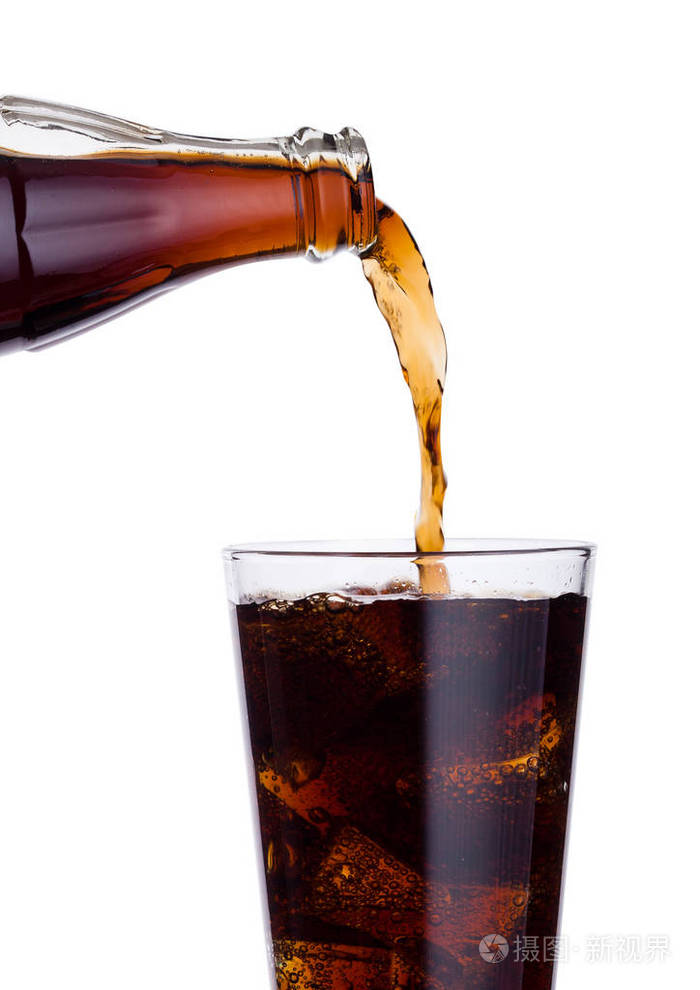 从瓶子到玻璃杯中倒入可乐饮料