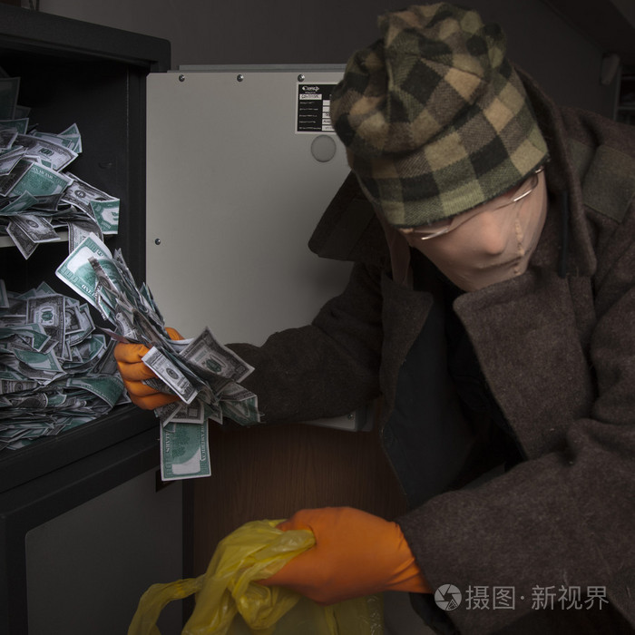 贼偷钱从保险箱