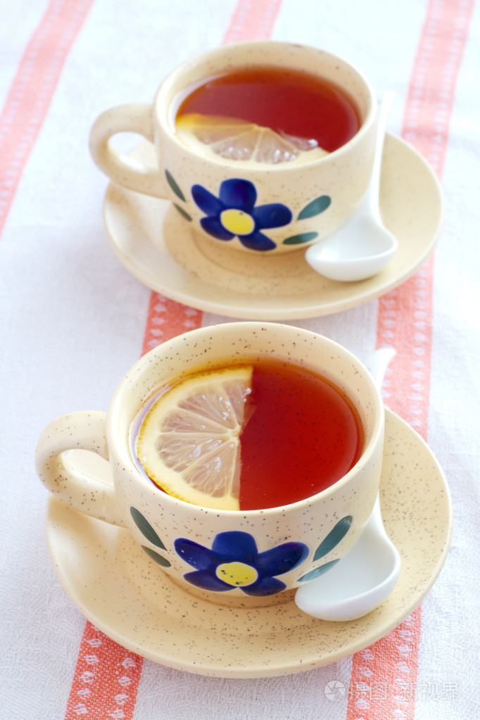 用柠檬红茶两杯