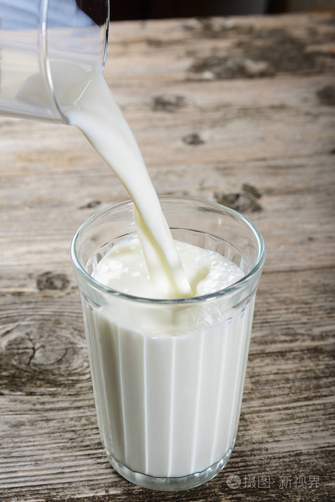 把牛奶倒进玻璃杯照片-正版商用图片069a3p-摄图新视界