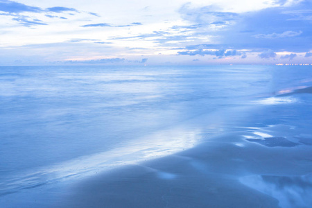 异国情调的海滩自然和云在地平线上。夏日海滩天堂。海滩休闲, 风景晨海