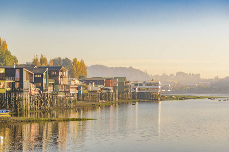 Palafito 的房子在湖, Chiloe, 智利