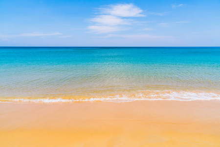 美丽的热带海滩和海在天堂海岛假日假期概念