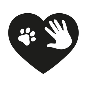 人的手和狗的爪子在心脏的背景
