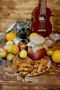 饼干饼干, 一罐蜂蜜和水果。温暖和舒适的气氛。维生素为病