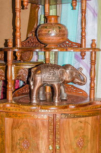 由金属和木头制成的雕像大象玩具