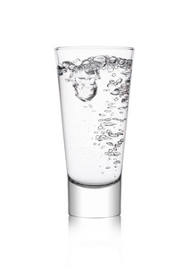 典雅的玻璃与健康的仍然清澈的水