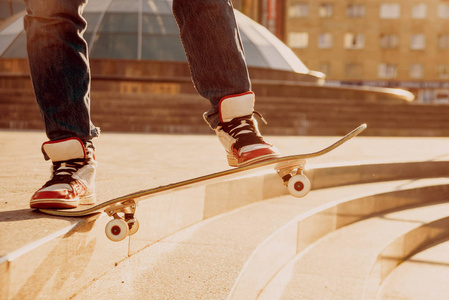 城市广场上的年轻人骑滑板的裁剪图像