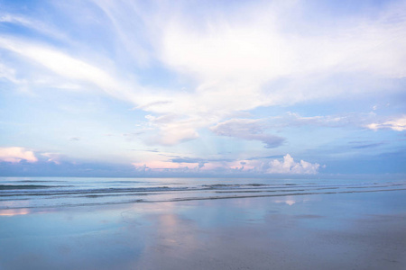 异国情调的海滩自然和云在地平线上。夏日海滩天堂。海滩休闲, 风景晨海