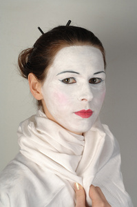 一个女孩在白色化妆的艺伎的肖像