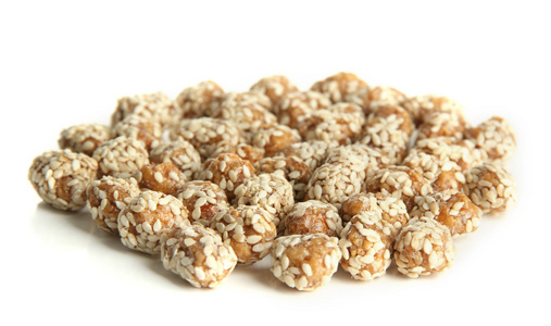 美味花生芝麻和焦糖色,在白色隔离照片