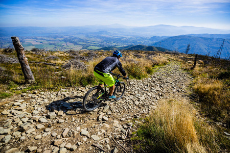 山地自行车在秋季山区森林景观。男子单车 Mtb 流径径。户外体育活动