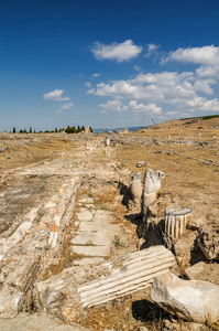 土耳其 Denizli 省棉花附近古赫拉波利斯遗址的阳光景观