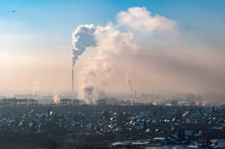 热烟烟雾从一个热电站的管道对天空.城市环境污染照片