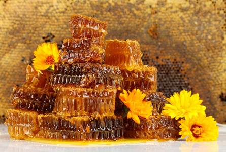 甜蜂窝蜂蜜与鲜花的蜂窝背景