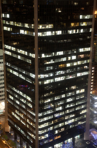 在温哥华的现代建筑物的夜景