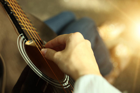 乐师们演奏钢琴图片