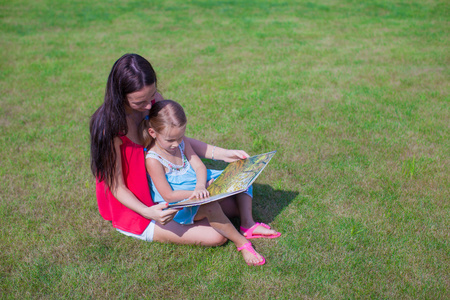可爱的妈妈和可爱的女儿读的书和享受的假期