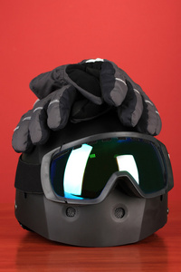 冬季运动眼镜 头盔 手套 红色的背景上