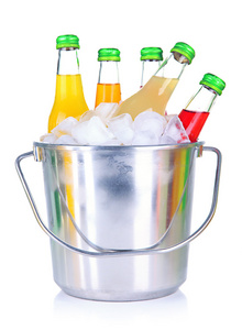 瓶与美味饮料在桶与冰块，孤立在白色