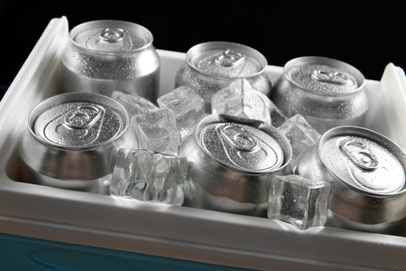 金属罐啤酒的迷你冰箱，冰块密切起来