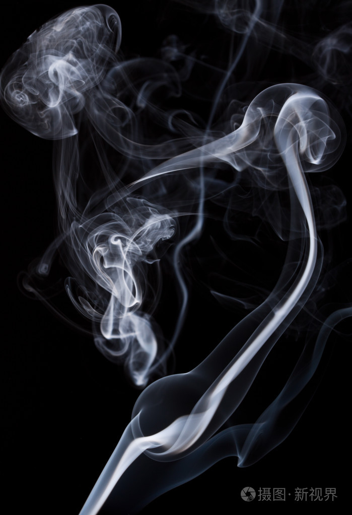白烟在黑色背景上
