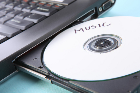 一台笔记本电脑和 cd 或 dvd 光盘的特写镜头