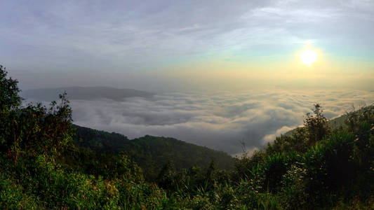 在泰国黎的 Ruea 国家公园的日出时间和雾周围的山脉