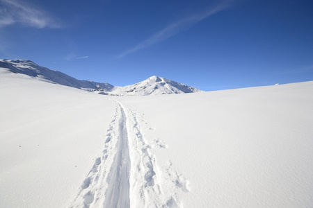 滑雪旅游方式到顶部图片