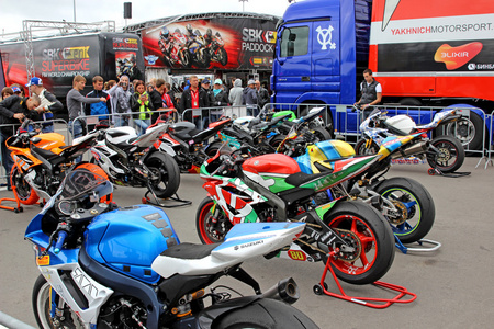 钢台欢呼描画的颜色观众为赛车