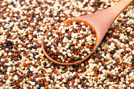 木勺中的原始藜麦种子(大田深)照片