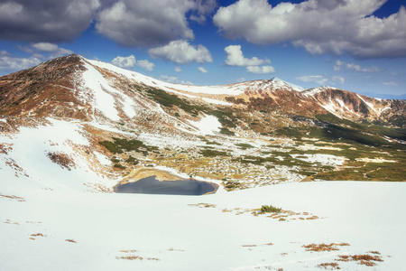 湖之间的山。春天的风景。喀尔巴阡山乌克兰欧洲