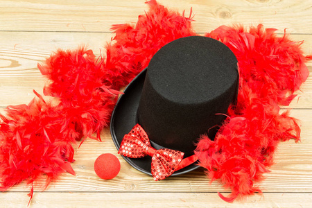 黑色高大的帽子, 红色蓬松的羽毛围巾, 红色的领结和红色的卷扬
