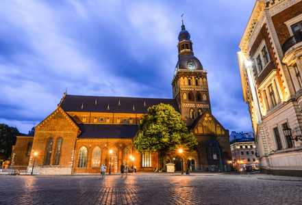 里加, 拉脱维亚2017年8月22日 美丽的黄昏景色在里加大教堂 圆顶大教堂 与发光的光, 里加, 拉脱维亚。这座大教堂