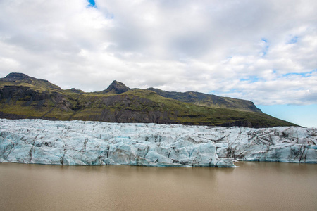 Svinafellsjokull 冰川泻湖在冰岛南部景观