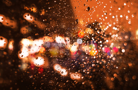 模糊纽约市街道背景与 waterdrops, 霓虹灯和汽车在下雨晚的时间