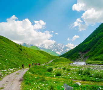 年轻的徒步旅行者在斯瓦涅季徒步旅行