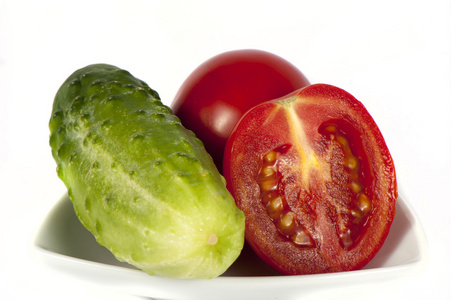 成熟的红番茄和黄瓜