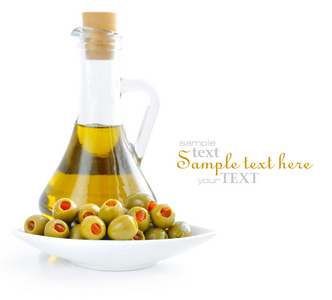 瓤甜椒瓶橄榄油在白色背景上的绿色橄榄
