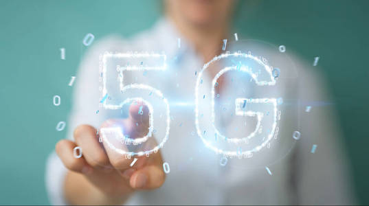 在模糊背景下的女实业家使用5g 网络数字全息图3d 渲染