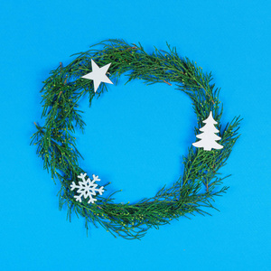 圣诞节或新年作文。圣诞圆形框架由冬季装饰在蓝色背景与文本的复制空间。假日和庆祝概念。平躺。顶部视图